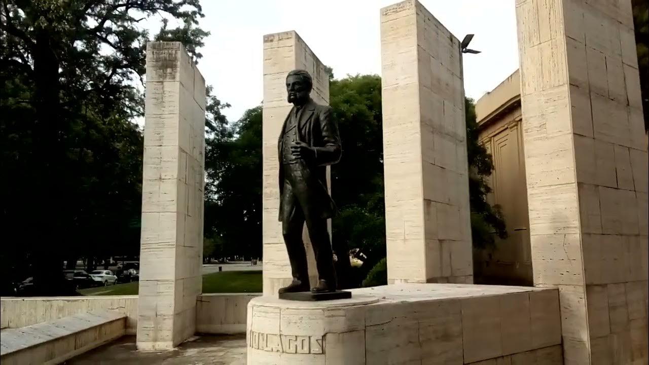 Detalle del busto en bronce sobre pedestal