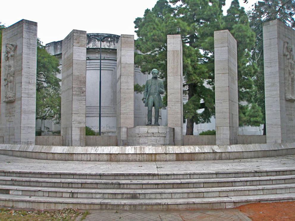 Detalle del busto en bronce sobre pedestal