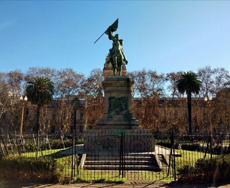 Placas conmemorativas en el basamento